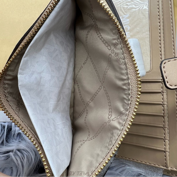 Michael Kors DoubleZip Wallet Wristlet
Phone Case - Picture 6 of 11